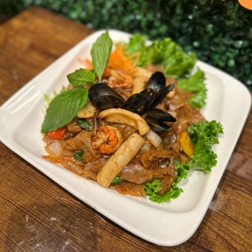 Jaew Seafood Mix Drunken Noodles (Phad Kee Mao).