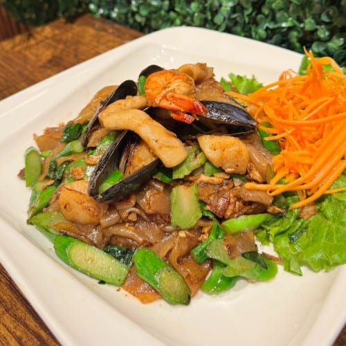 Jaew Seafood Mix Phad See Ew.