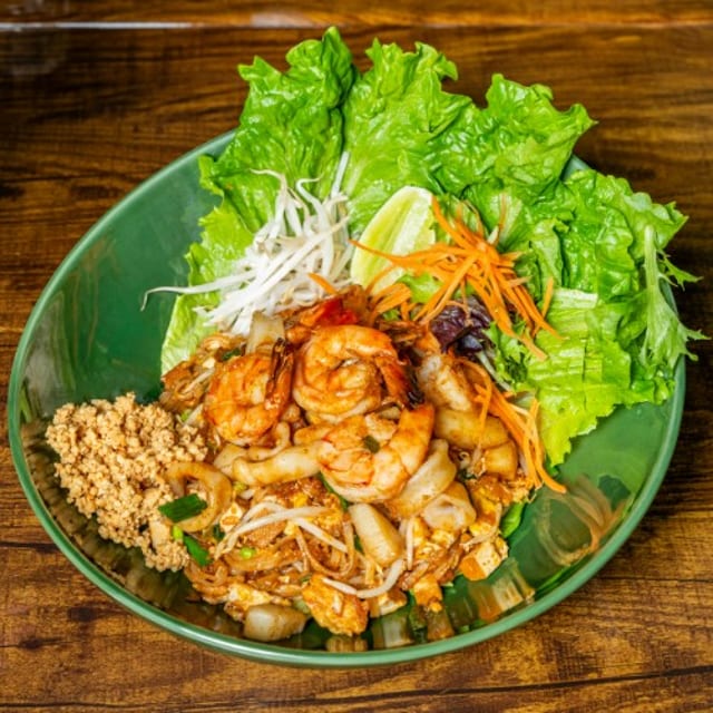 Jaew Seafood Mix Phad Thai.